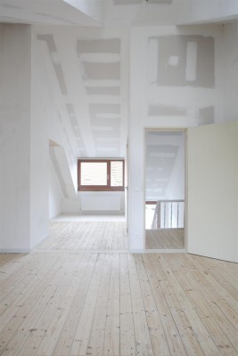 De bovenste verdieping biedt veel ruimte, kan eventueel dienen als studio.