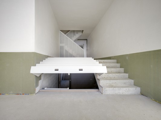 Leefruimte met trap naar kelder Prins Leopoldstraat 15-17 © AG VESPA - Bart Gosselin