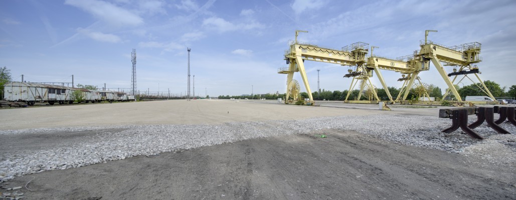 De site Spoor Oost met de historische gele havenkranen voor de start van de heraanleg 