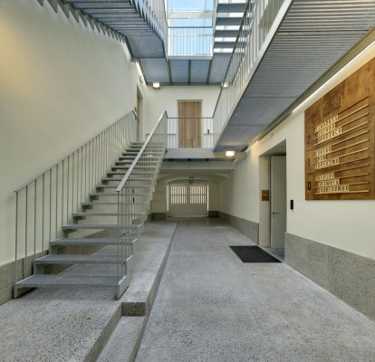 Inkom met ijzeren trappencomplex dat toegang geeft tot het kantoorgedeelte.