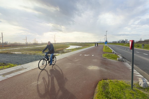 De nieuwe wegenis en fietsostrade richting de bedrijven op Blue Gate Antwerp © AG VESPA - Bart Gosselin