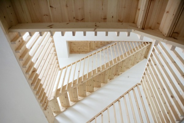 De woningen zijn binnenin voorzien van houten trappen.