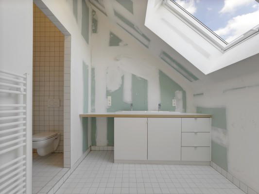 Badkamer van één van de appartementen van Falconplein 39. Deze is verder te installeren en naar smaak af te werken.