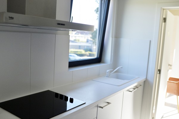 Keuken is voorzien van kookplaat, wasbak en raam dat uitkijk naar buiten.