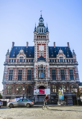 De gevels van het districtshuis van Borgerhout in neo-Vlaamserenaissance-stijlbestaat uit rode baksteen en natuursteen.