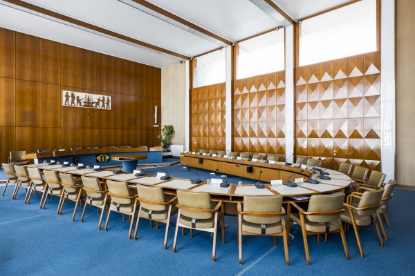 De raadzaal van het districtshuis met houten wandbekleding en originele meubels uit de jaren '60.