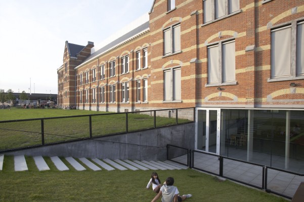De toegang tot de buitenschoolse kinderopvang in het Opleidingsgebouw in Park Spoor Noord