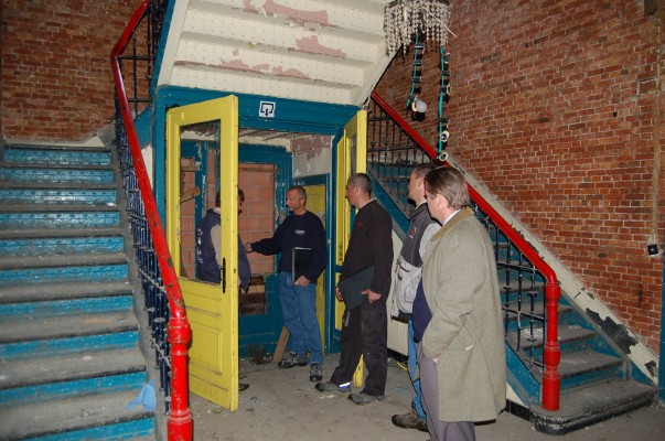 De trappenhal in het Opleidingsgebouw in Park Spoor Noord, voor de renovatiewerken