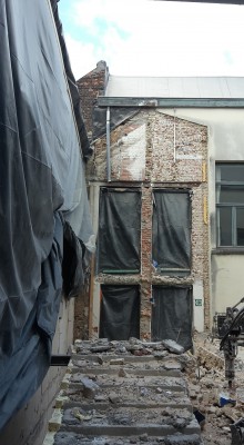 Een werfzone waarbij een deel van het gebouw is afgebroken.