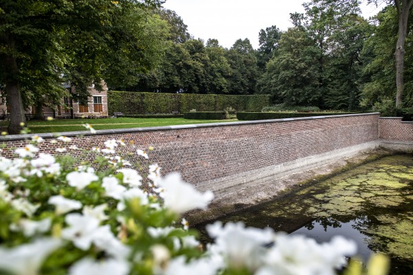 De grachtomwallingen van kasteel Veltwijck zijn gerestaureerd © Kioni Papadopoulos