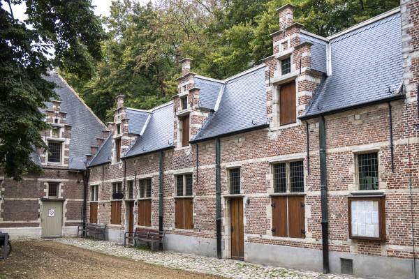Het poortgebouw van kasteel Veltwijck kreeg gedeeltelijk een nieuwe dakbedekking © Kioni Papadopoulos