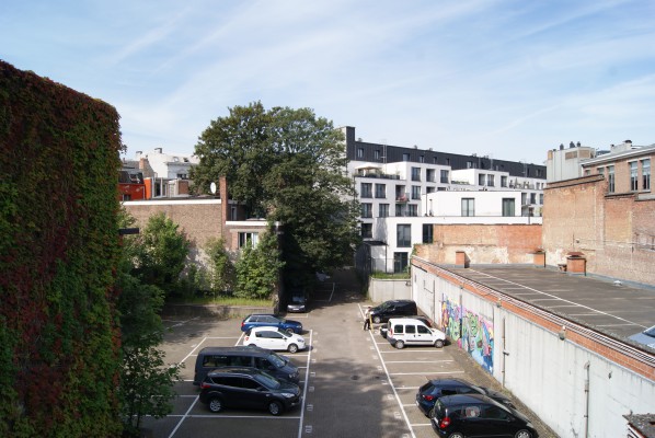 Het binnengebied in de Lange Gasthuisstraat 24 voor de start van de werken, met vooral parkeerplaatsen.