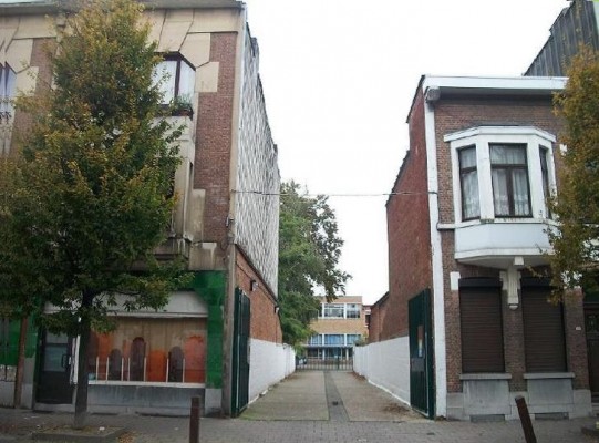 Inkom schoolgebouw aan de Sint-Rochusstraat 22 voor renovatie