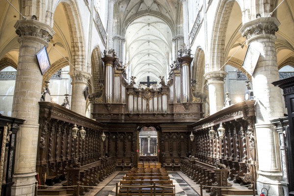 Het orgel in het centrum van de kerk met het houten koordoksaal op de voorgrond.