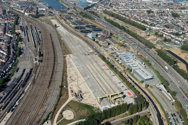 Een luchtfoto van het terrein van Spoor Oost