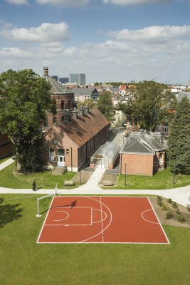Op de Stuivenbergsite staan verschillende historische gebouwen in rode baksteen met daartussen groene tuinen met onder andere een sportveld