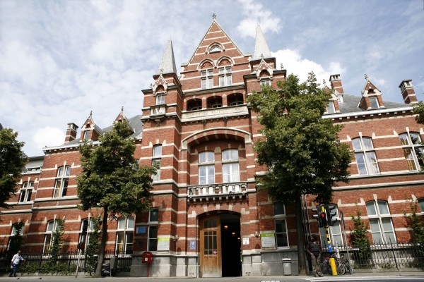De hoofdingang in rode baksteen van het Stuivenbergziekenhuis aan de Lange Beeldekensstraat in Antwerpen-Noord