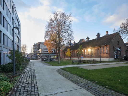 De Stuivenbergsite bestaat uit een mix van historische gebouwen in rode baksteen en meer moderne gebouwen, met daartussen groene tuinen