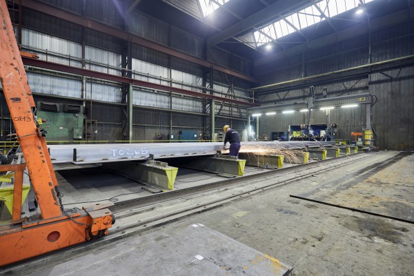 Onderdelen van het ponton van de nieuwe cruiseterminal liggen in het staalatelier klaar om gelakt te worden