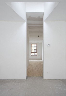 De woning kent een open vloerplan waarbij iedere ruimte steeds in verbinding met een andere staat.