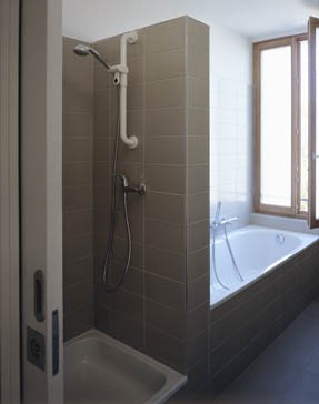 Volledig afgewerkte badkamer met douche en ligbad