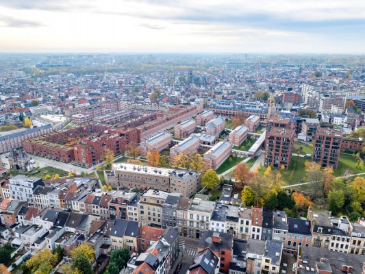 Op deze luchtfoto van 't Groen Kwartier zie je duidelijk hoe de mix van historische gebouwen en nieuwbouw, omgeven door de groene publieke ruimte, inpast in de ruimere buurt errond 