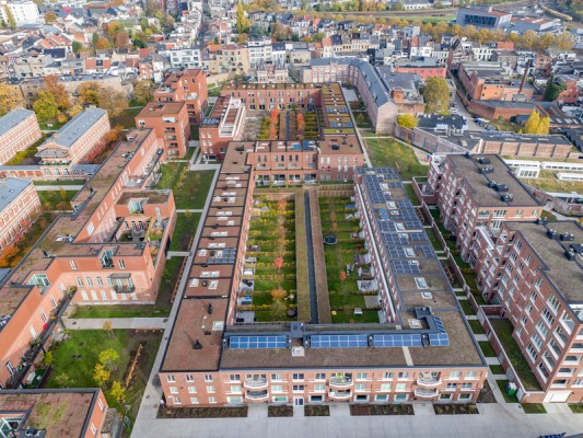 Op deze luchtfoto van 't Groen Kwartier zie je de nieuwe woningen met hun tuinen