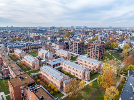 Op deze luchtfoto van 't Groen Kwartier zie je duidelijk de mix van historische gebouwen en nieuwbouw, omgeven door de groene publieke ruimte