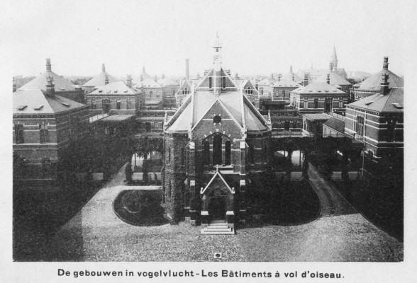 Historische zwart-witfoto van het Stuivenbergziekenhuis met zicht op de kapel