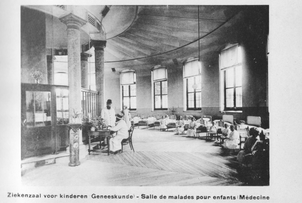 Historische zwart-witfoto van een van de ronde ziekenzalen van het Stuivenbergziekenhuis