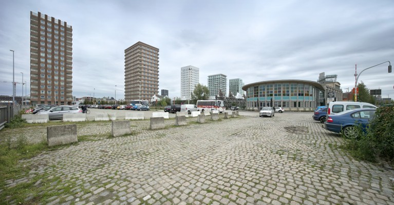 Het Limaplein voor het werd heraangelegd, met vijf van de Westkaaitorens op de achtergrond 