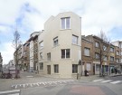 Gevel van de woning na renovatie. Verschillende raampartijen geven de gevel een moderne en speelse look.
