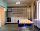 keuken met aparte tafel en schuifdeur