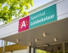 Luifel aan inkomzone met naambord Sporthal Luisbekelaar