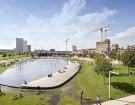 De grote centrale fontein in Park Spoor Noord met op de achtergrond de zomerbar