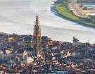 Luchtfoto waarop scheldebocht, de historische stad met kathedraaltoren te zien is.