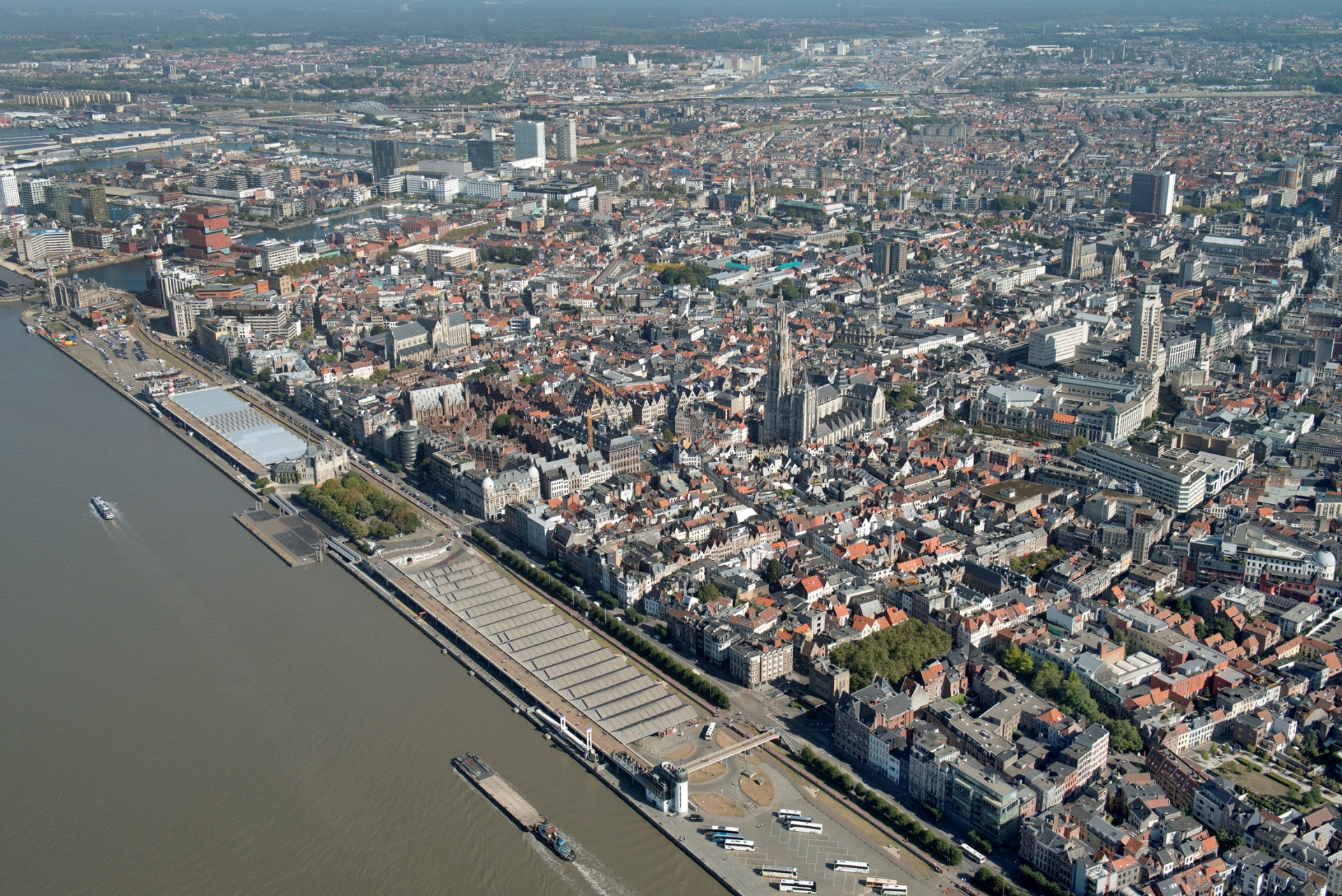 Luchtfoto van het centraal deel van de Scheldekaaien 