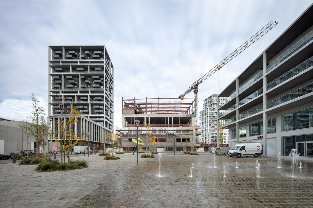 Panamarenkoplein met fonteinen en ufo-kunstwerk en daarachter de werf van de school voor Nieuw Zuid in Antwerpen.