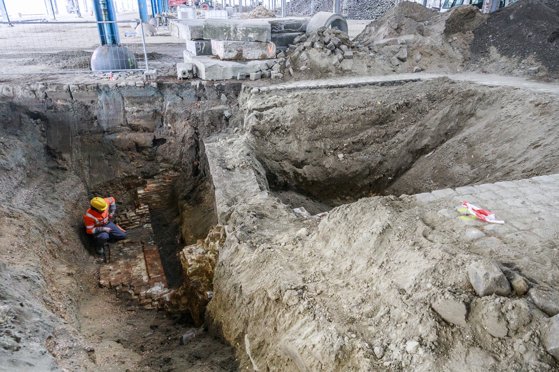 Een archeoloog onderzoekt een klein stukje van de vroegere burchtkerk, de Sint-Walburgiskerk, ter hoogte van het centraal deel van de Scheldekaaien