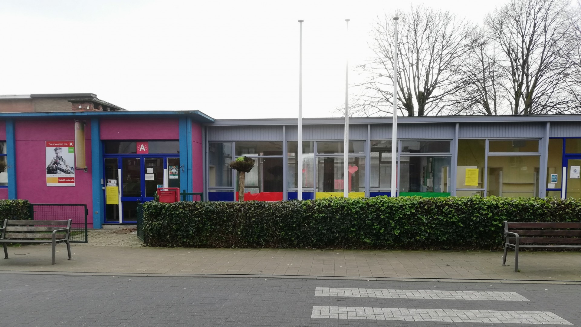 De kleurrijke inkom van de oude kleuterschool De Bever.