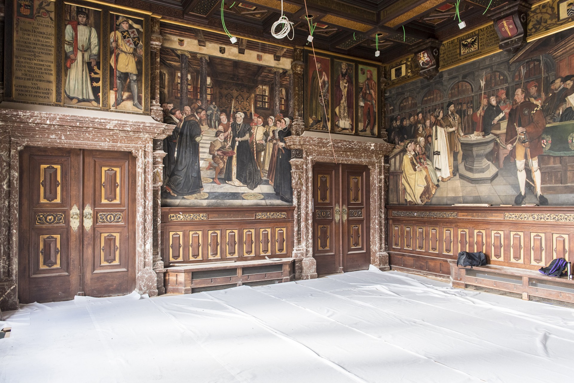 Ruimte op het Schoon Verdiep met muurschilderingen en houten afwerking