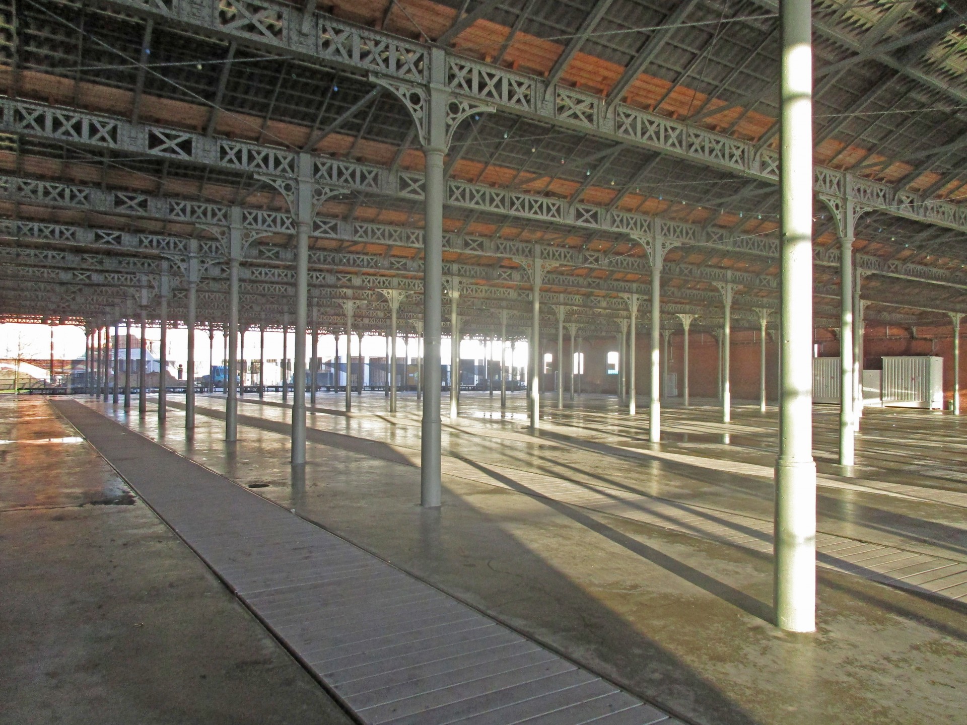 De gietijzeren zuilen aan de binnenzijde van het spoorgebouw in Park Spoor Noord