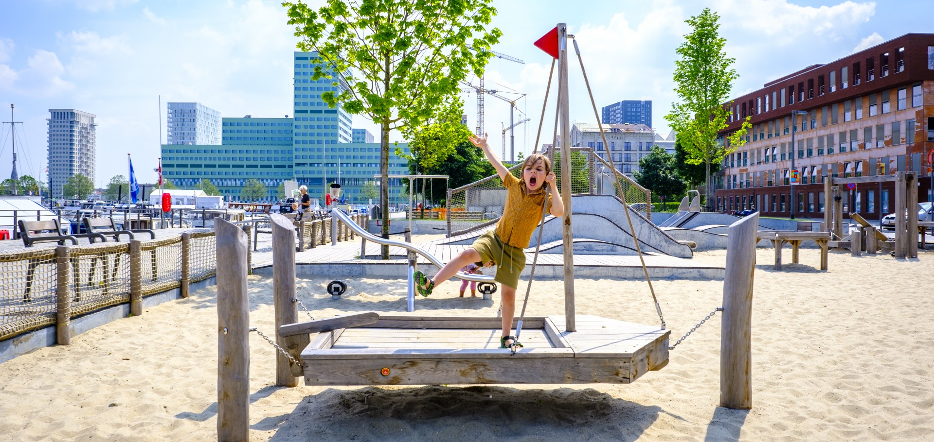 Een jongen speelt in de speeltuin aan de Binnenvaartstraat in de Cadixwijk