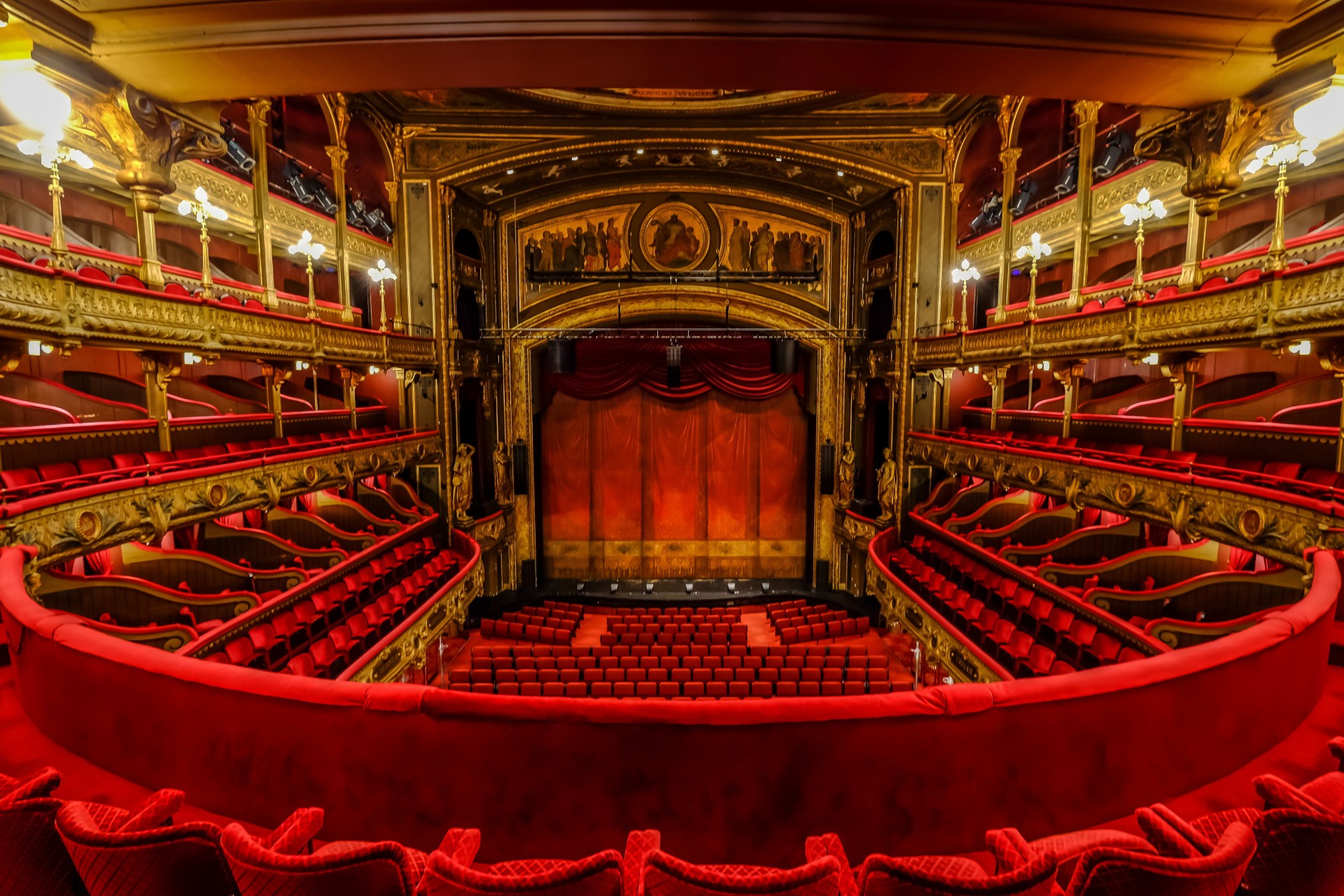 Historische theaterzaal in rode en gouden tinten