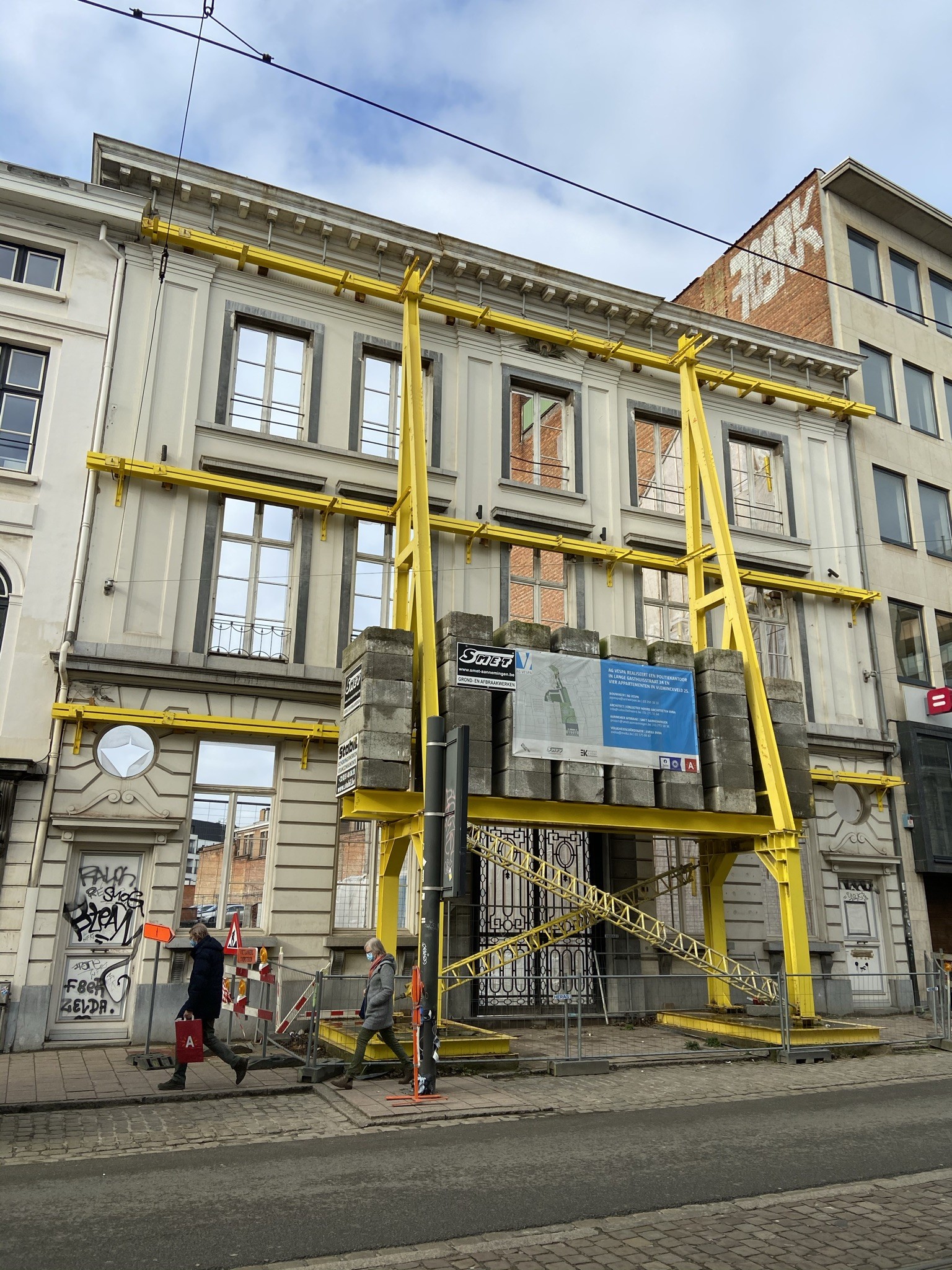 De gestutte gevel van Lange Gasthuisstraat 24 nadat de geplande afbraakwerken plaatsvonden.