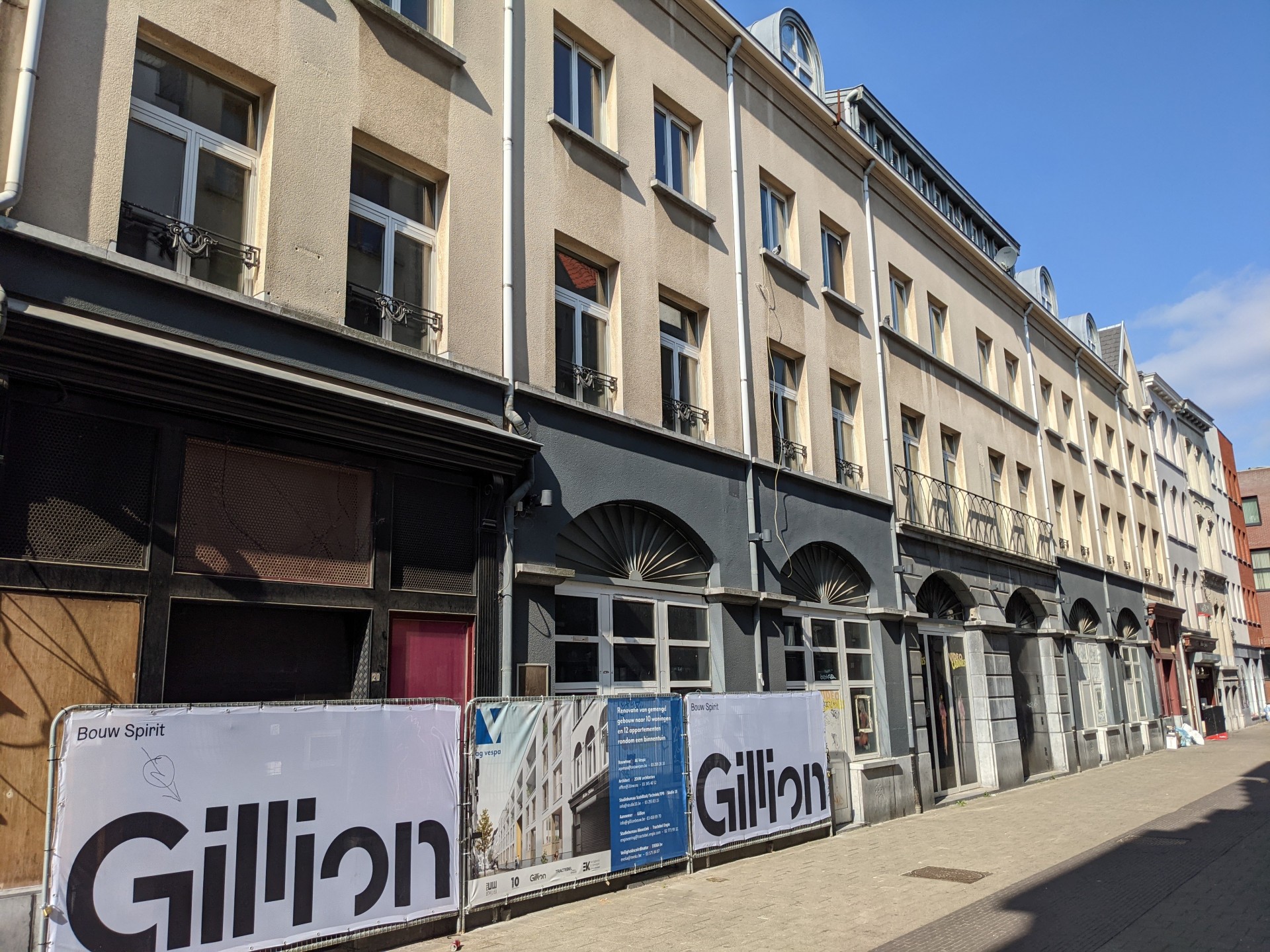 Gevel Oudemansstraat 10-20 voor renovatie.
