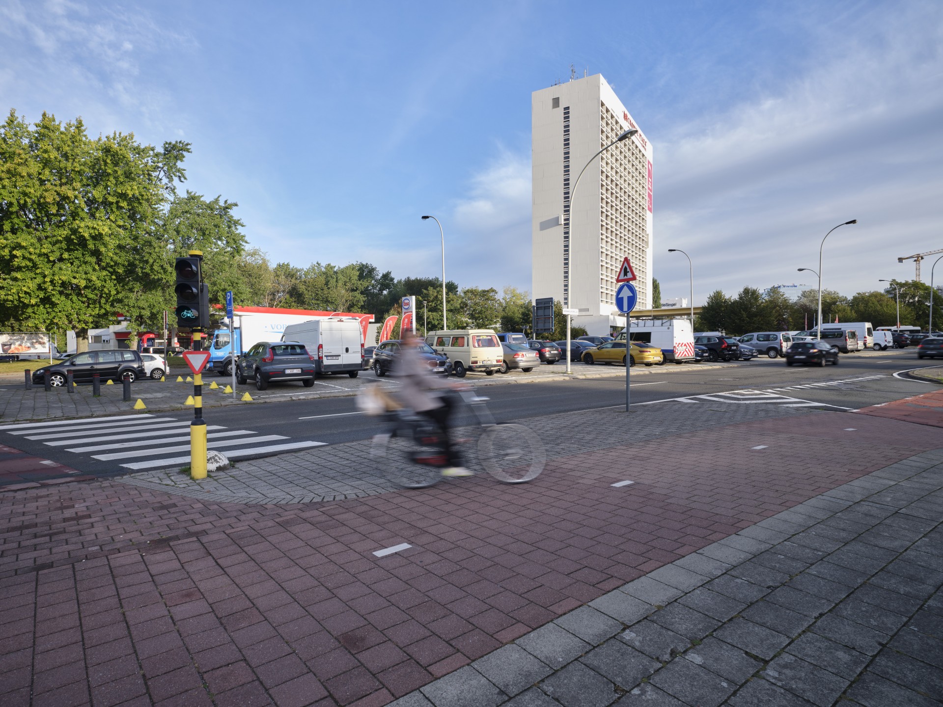 Zicht op tankstation en hotel Crowne Plaza ©Sepp Van Dun