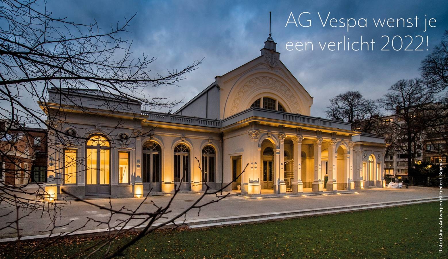 Eindejaarskaart met het gerenoveerde en mooi verlichte  Harmoniegebouw.