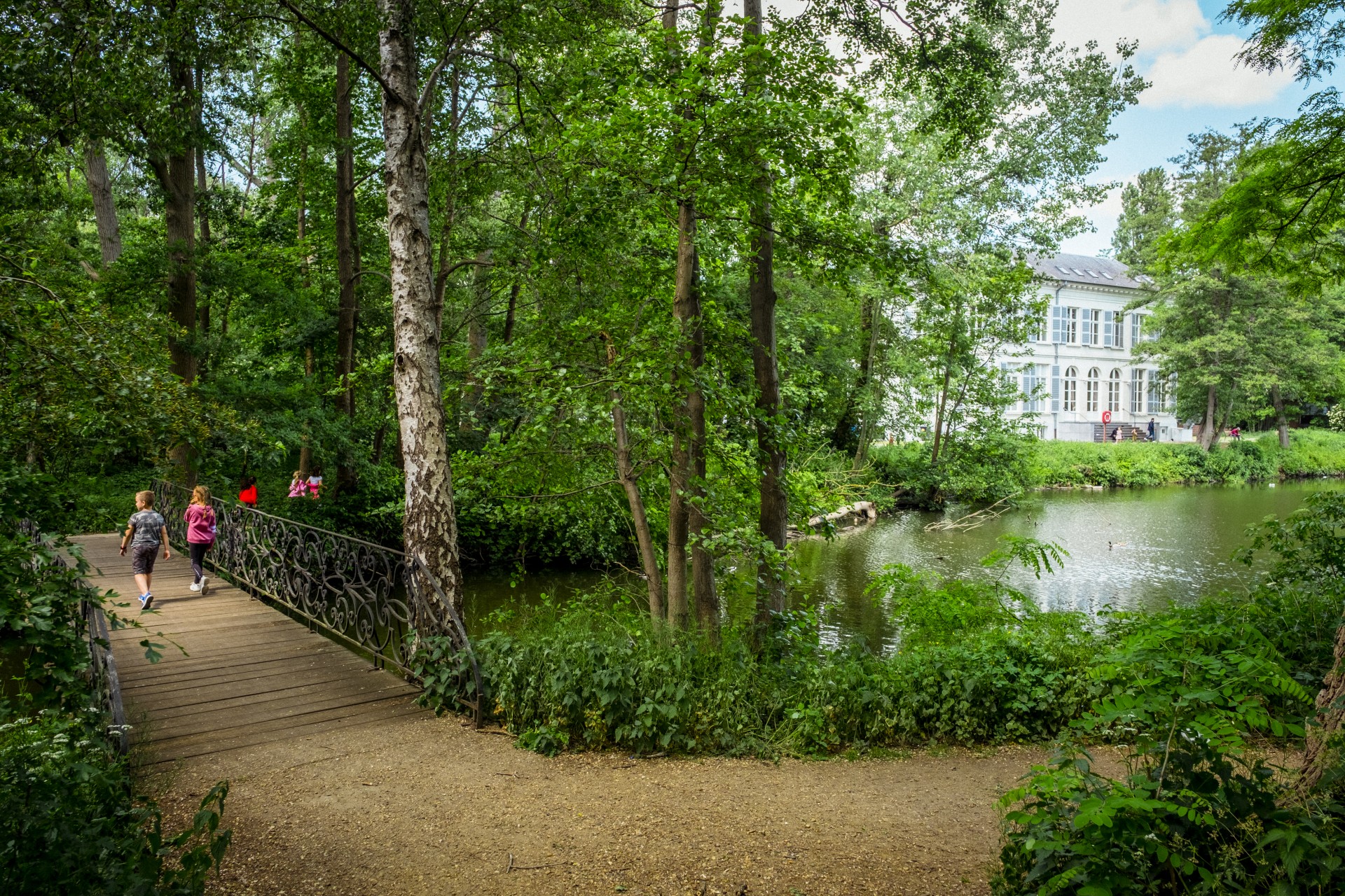 Spelende kinderen in het Bouckenborghpark in Merksem