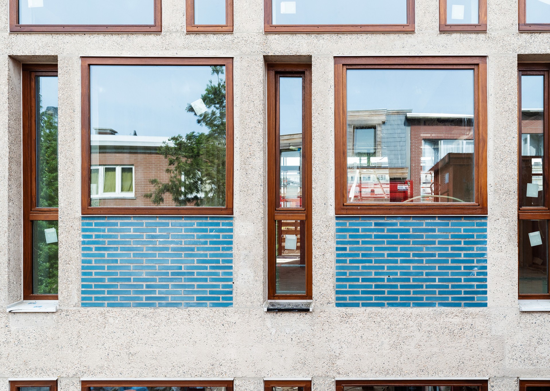 Voorgevel met blauwe geglazuurde stenen en houten schrijnwerk